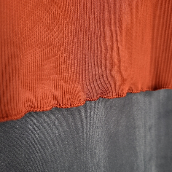 SOLD** NIKE ribbed crop top with lettuce hem - Picture 4 of 6